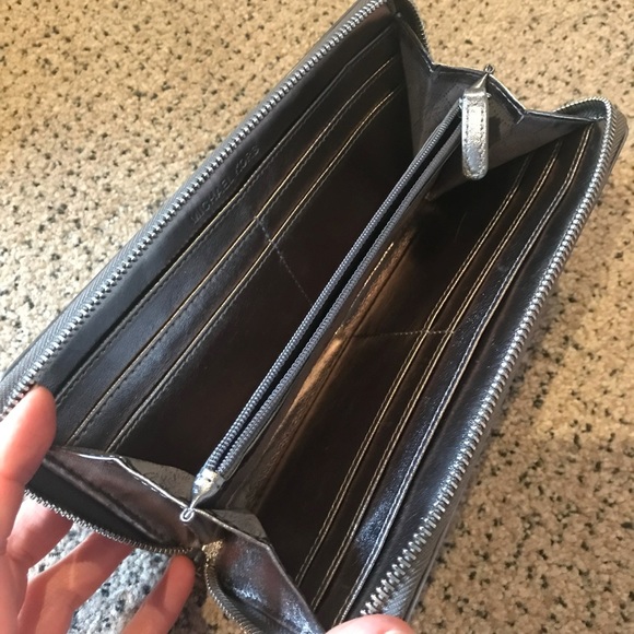 Michael Kors purse - Picture 3 of 4